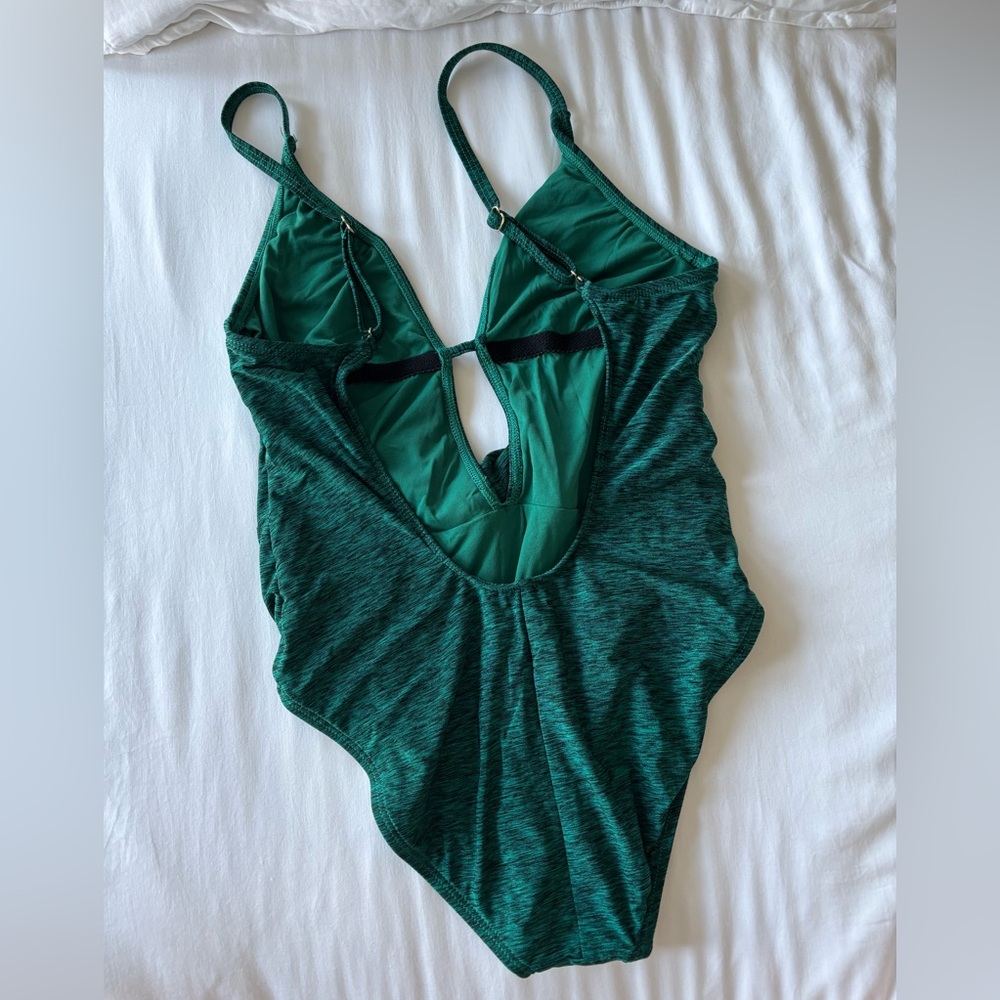 PRE-OWNED La Blanca ‘Spruce it up’ Twist Front Emerald One-Piece Swimsuit | US 4 - Picture 3 of 4